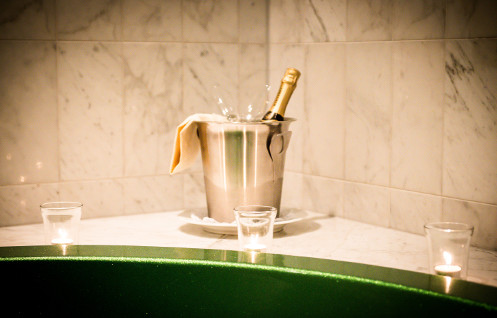 Champagnekoeler op de badrand van de suite